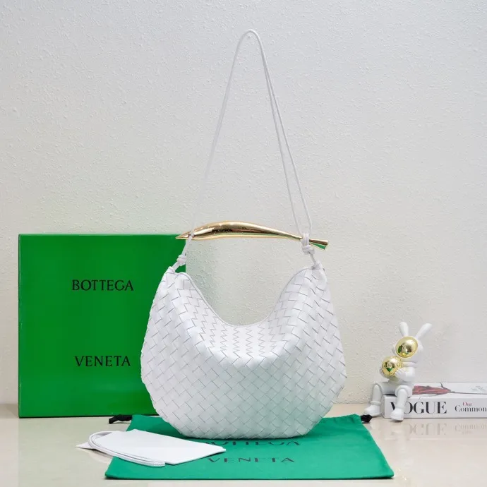 Original leather, batch 2060, the old-money style BV Sardine large size has been shipped🔥 Nowadays, many fashionable, rich and tasteful Jimei people are carrying the same bag invariably. It’s Bottega Veneta Sardine! Because this BV Sardine bag is so beautiful and high-end! The arc-shaped intrecciato woven bag body, paired with metal sardine handles, looks like a work of art, allowing people to ponder and appreciate it. Currently Sardine has launched three sizes for everyone to choose from. This is the largest size🉑️hand-held🉑️armpit🉑️single shoulder🉑️crossbody. It is a very high-quality and relatively niche treasure model. It will be very special when you carry it when you go out. It allows you to have the freedom of carrying a bag. Sisters go crazy. Style number: 7468-1# Size: 39*31*12cm